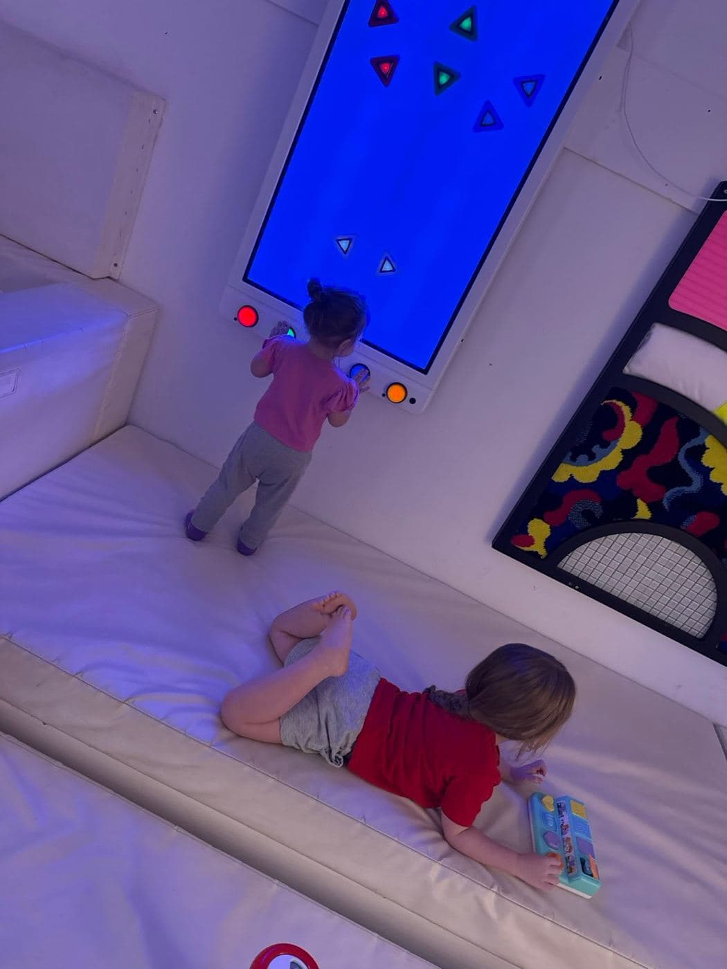 Children in the snoezelen sensory room